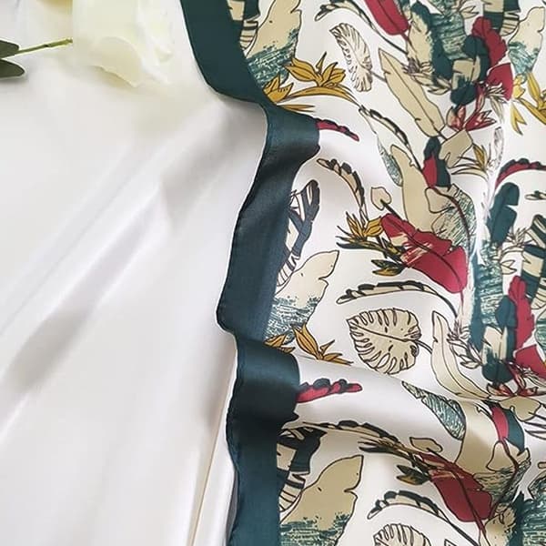 Silkelignende skjerf. Dame medium firkantet satengskjerf KLB