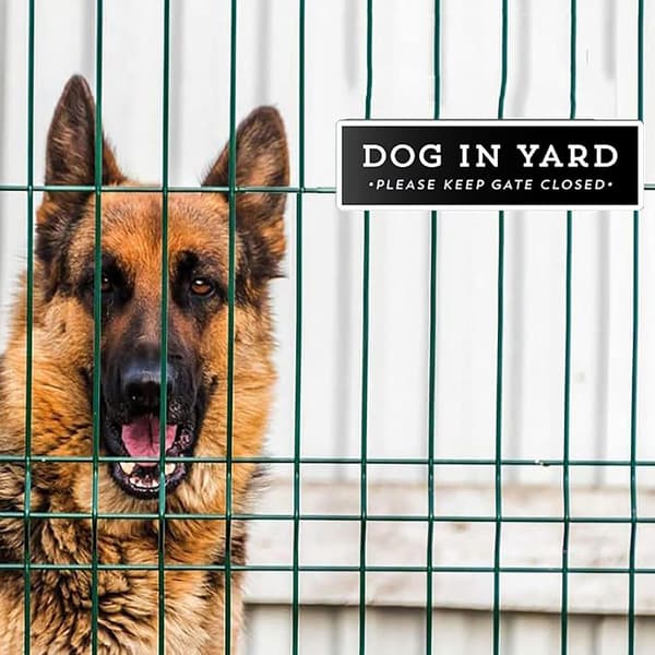 Hundskylt i trä, gårdsskylt, håll grinden stängd, hund i trädgården -