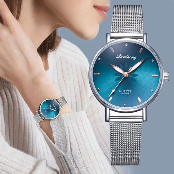 Women's watch with metal strap and timeless design