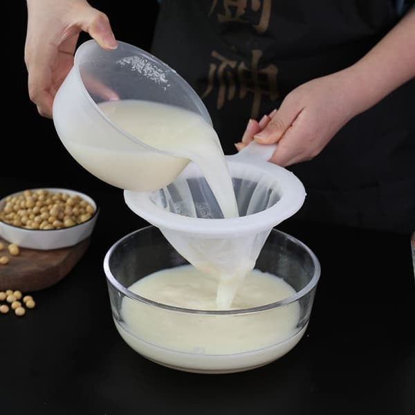 Space-Saving Design Nylon Strainer Spoon, Wide Use in Cooking and Beverage Preparation, Heat-Insulating Handle for Safe Handling