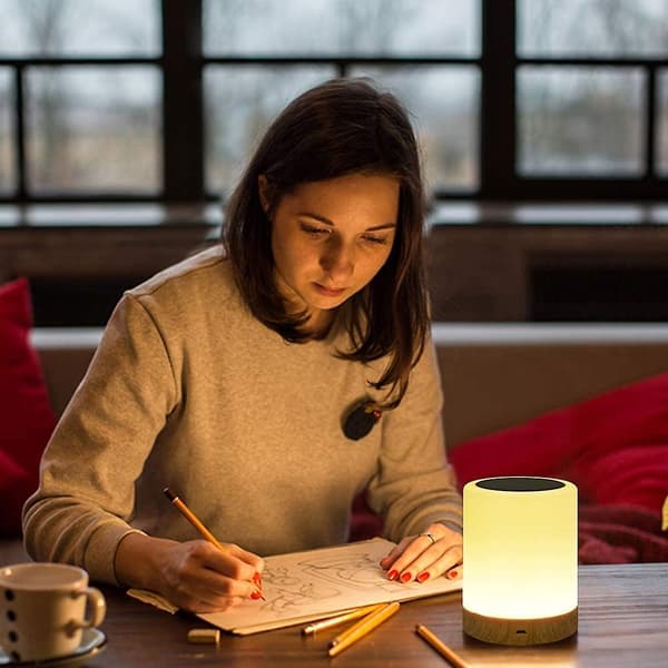 Yövalo LED-valolla, kosketusohjauksella ja USB-liitännällä