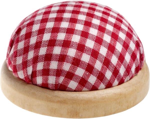 Pyöreä pöytä - Nuppineula vaalealla puureunuksella, väri: punainen ja valkoinen (ruudullinen kuvio)