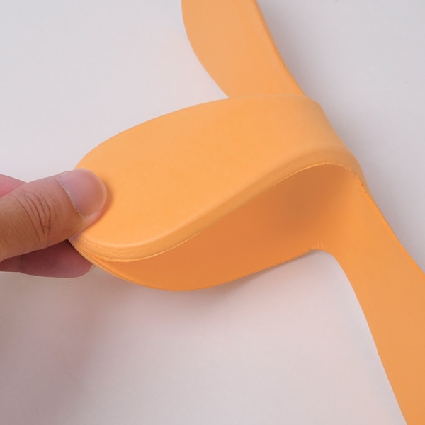Ett set med två mjuka bumeranger för barn, lätta att kasta och återgå mjukare orange