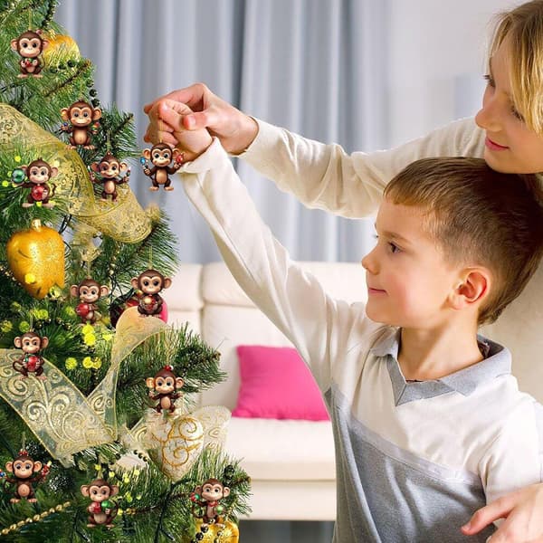 Julekalender 2025, 24 dage, med søde tegnede abe juletræsdekorationer