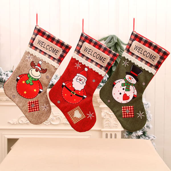 3 stora julstrumpor, juldekorationer, julklappar, julklappspåsar