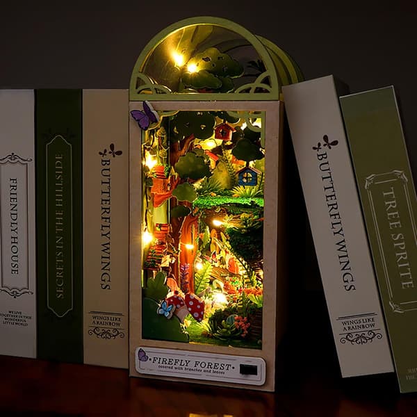 DIY Boghjørne Kit - Miniature Træhus med Møbler og LED-Lys - Ildflueskov