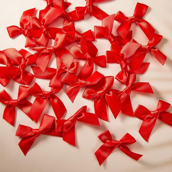 24 selvklebende satengsløyfer for DIY-håndverk Valentinsdag Babyshower Kortlaging Pynt, 5 cm bredde (rød)