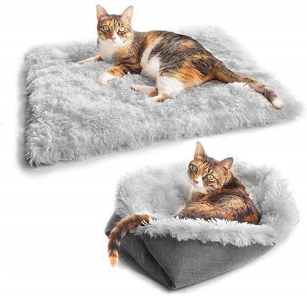 Self-heating cat bed for indoor cats and small dogs, soft plush mat with 2-in-1 blanket function, cozy grey pet cushion 61x51cm