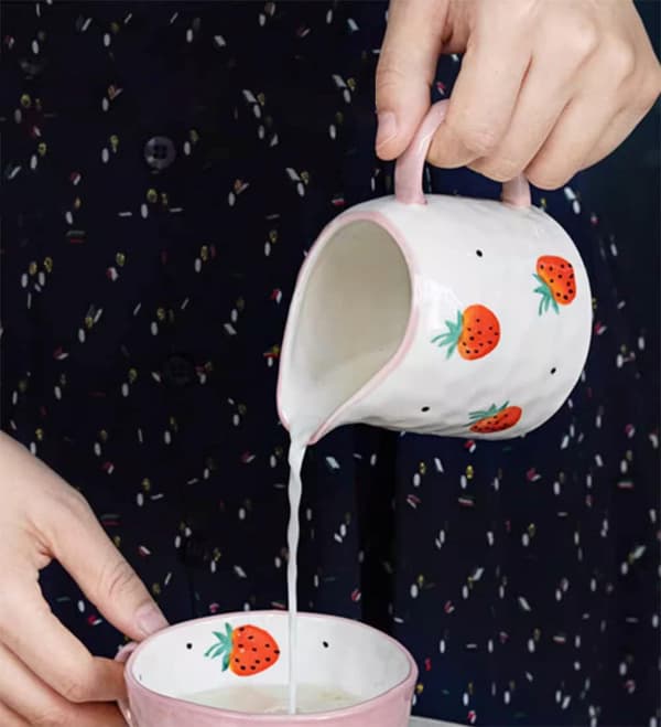 Keramisk fløtemugge med jordbærtrykk for melk, saus, kaffeservering
