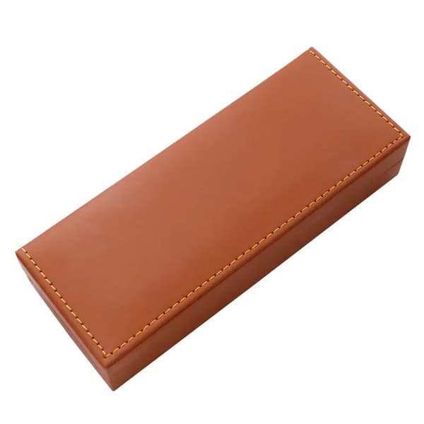 Lyxig brun pennask i konstläder med beige sammetsfoder, tom presentförpackning för förvaring och presentering av signaturpenna