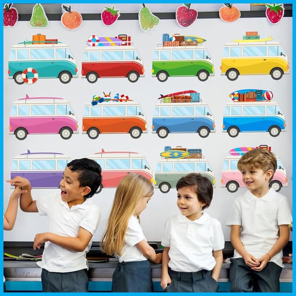 72 stk. udskæringer til opslagstavle med bil, farverige busnavneskilte -