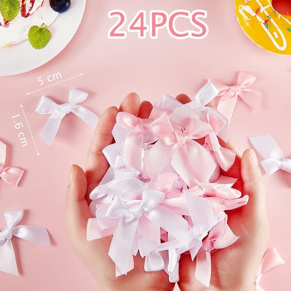 24 selvklebende satengsløyfer for DIY-håndverk Valentinsdag Babyshower Kortlaging Pynt, 5 cm bredde (rød)