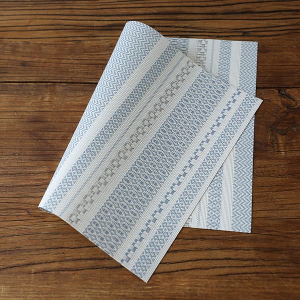 Set med 4 flätade bordstabletter i polypropen och bomull, 45 x 30 cm J J