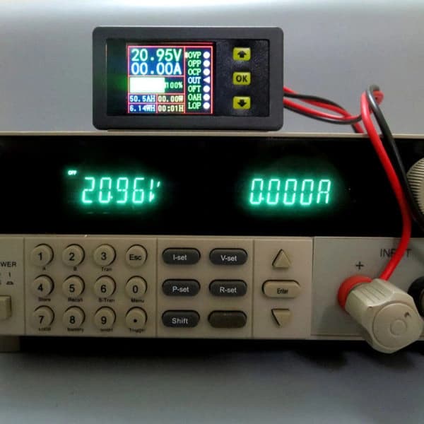 Digitalt multimeter Opladnings-afladnings batteritester til DC 0-90V 0-20A Volt Amp M