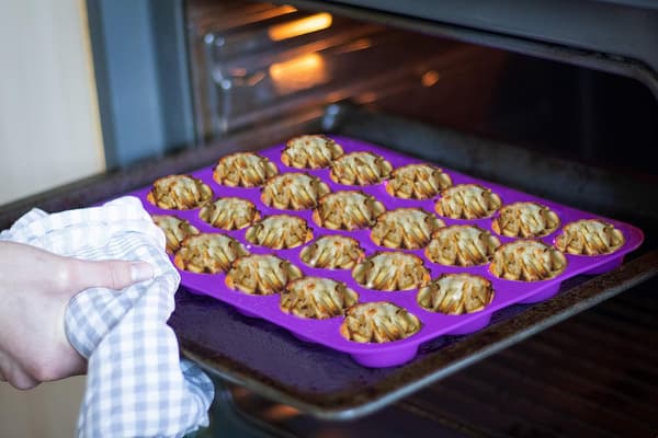 2-pakning rød muffinsform for 24 non-stick silikon minimuffins, cupcakes