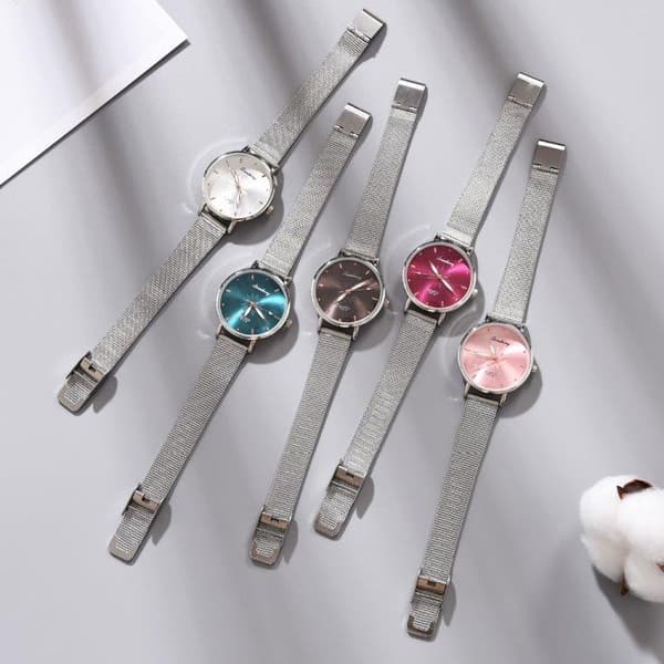 Women's watch with metal strap and timeless design