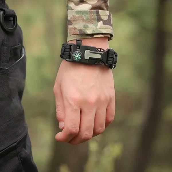 Paracord-rannekoru sytyttimellä, kompassilla ja pillillä, musta