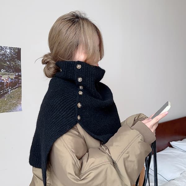 Alsidig Vintertørklæde til Kvinder: Knaplukket Halsvarmer med Cape-overlay - Sort