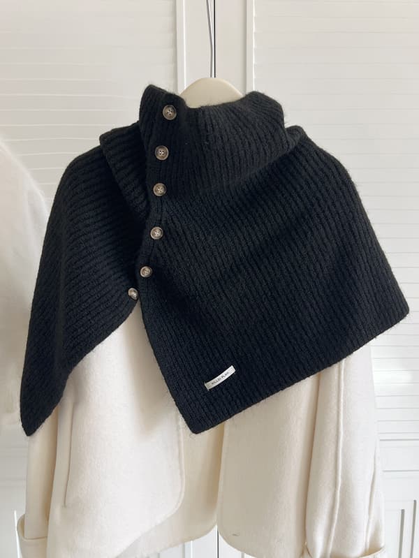 Alsidig Vintertørklæde til Kvinder: Knaplukket Halsvarmer med Cape-overlay - Sort