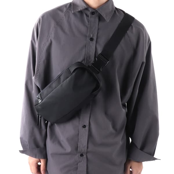 Chest Bag Black Adjustable Shoulder Strap Glossy Zipper Breathable Comfortable Earphone Hole Design Men's Bag