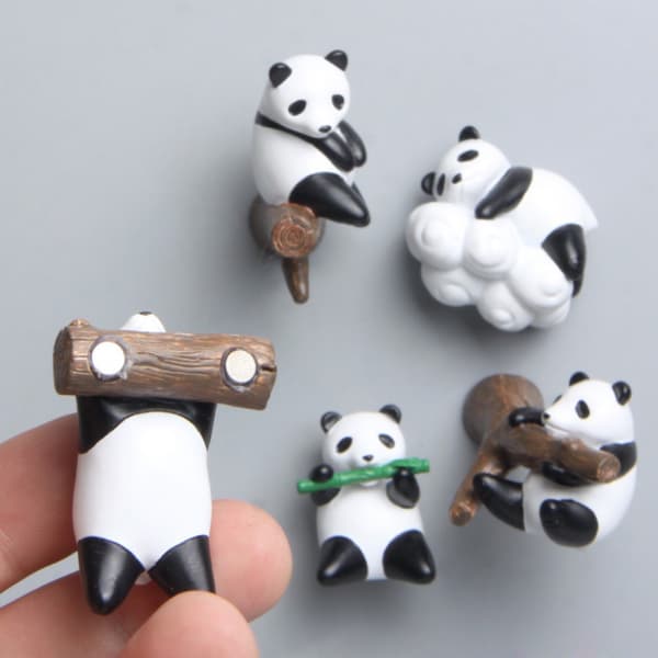 1 stk. panda, der spiser bambus, magnetisk køleskabsmagnet i harpiks