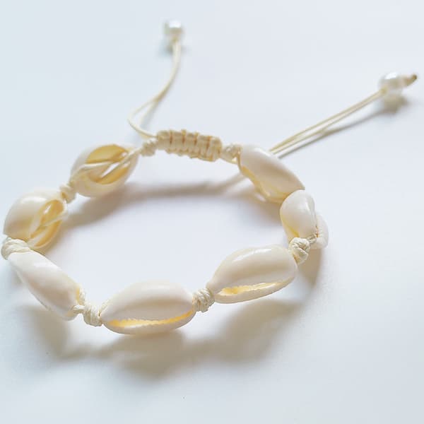 Halsband och armband med snäckskal för strandälskare