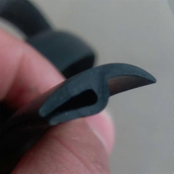 Age-resistant rubber strips for car under front windshield, sealing strip (Ruipei)