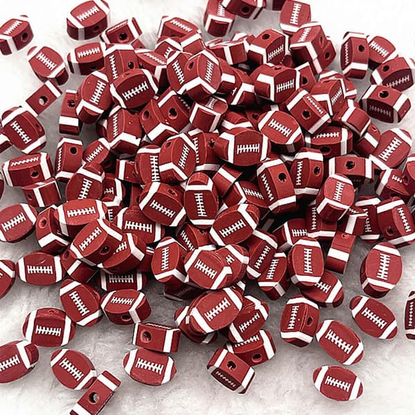 Pakke med 100 fodboldformede bløde lerperler, perfekte til håndlavede smykker og håndværksaktiviteter