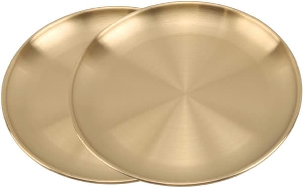 Set med 2 runda, 14 cm, guldpläterade tallrikar i rostfritt stål. Perfekt för picknick. Tål diskmaskin.