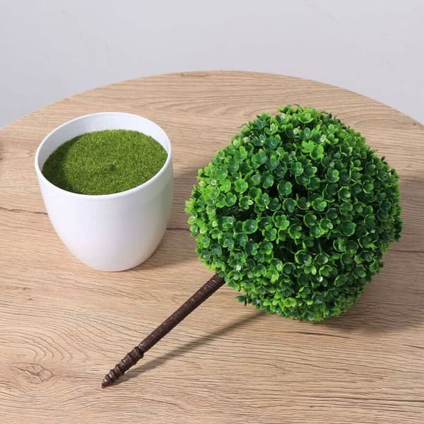 Set med 2 små konstgjorda topiary-blomkrukor i vit keramik