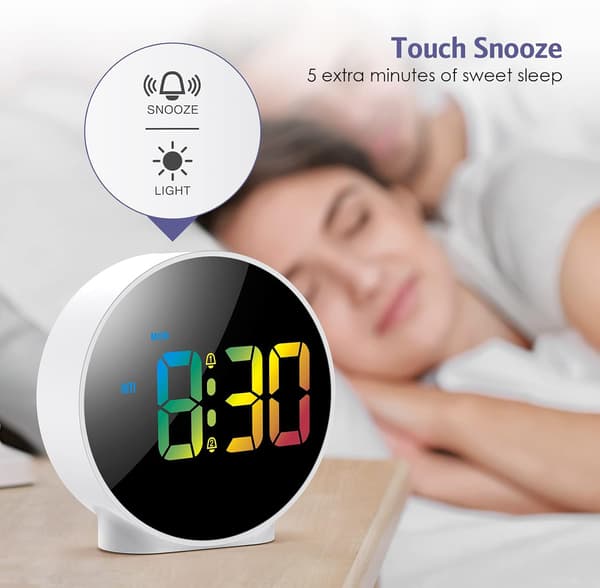 Digital Väckarklocka, Sängbordsväckarklockor med Färgglad Böjd LED-Display, Batteri/USB-driven Digital Klocka med Snooze