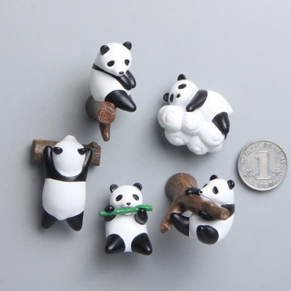 1 stk. panda, der spiser bambus, magnetisk køleskabsmagnet i harpiks