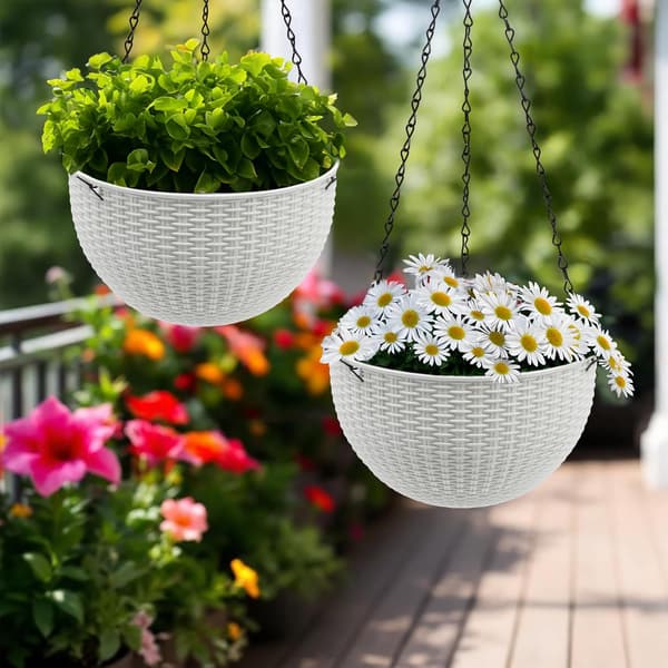 Sæt med 2 hængende potter med kæder i rustfrit stål – Hvid. Topdiameter: 16,5 cm; Højde: 11 cm.