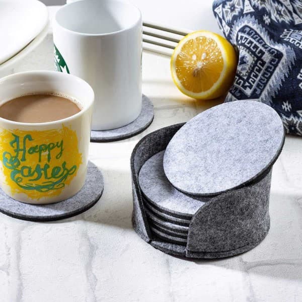 10-pak vendbare coasters i grå filt med grå holder