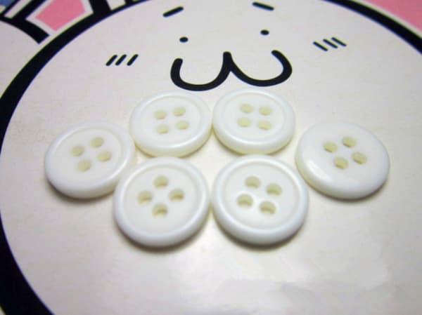 Erä 100 pyöreää ompelunappia Ø20x3 mm 4 reiällä - väri (Wh