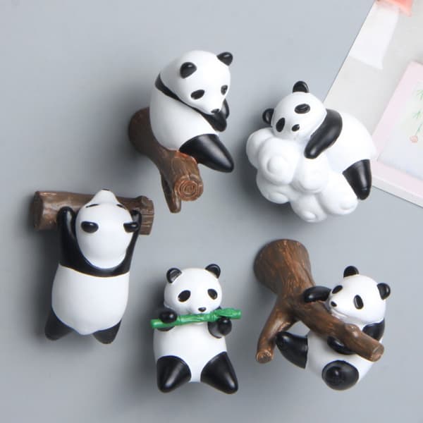 1 stk. panda, der spiser bambus, magnetisk køleskabsmagnet i harpiks