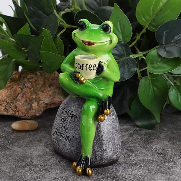 Harpiksfrøfigur, der sidder på stenstatue, sød, kreativ og sjov