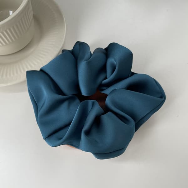 Dybe blå silkehårscrunchies, farverige elastiske hårscrunchies,