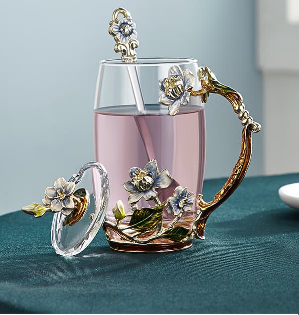 Kvinders tekop tekop med låg ske glas kaffekop mors dag gave gave