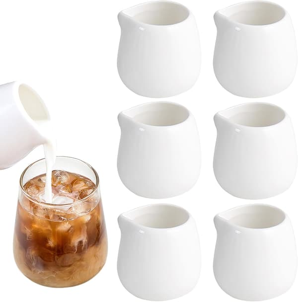 Et sæt med 6 mini 50 ml keramiske mælkekander, hvide, velegnede til mælk, kaffe, saucer og flødesauce