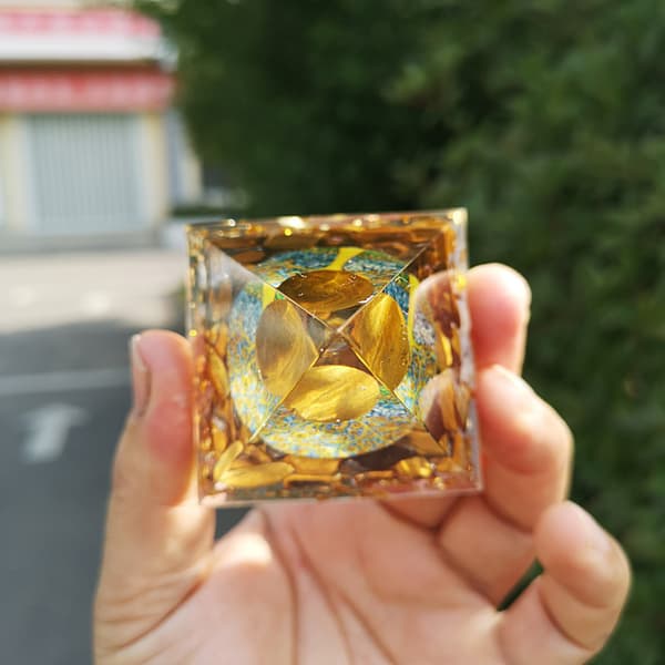 Tigerøye-pyramide med Livets Tre Feng Shui Chakra Ekte Reiki-edelsten 5 cm dekorasjon