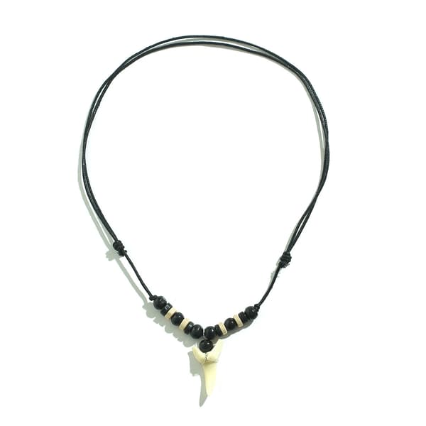 Trähalsband med haj tand