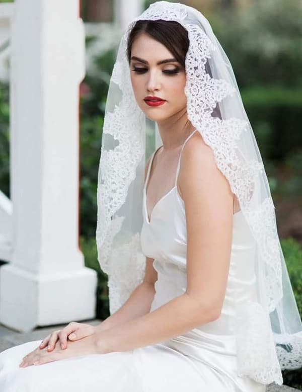 Bridal Veil 1 Layer Simple White With Metal Comb Short L