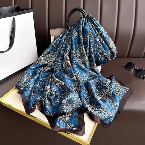 Barock Blå och Guld Sidenscarf/Sjal; en Polyester, Silkeslen och Elegant Sjal.