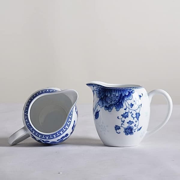 Keramikk blå og hvit mugge - fløtemugge med håndtak, servering av kaffe og melk