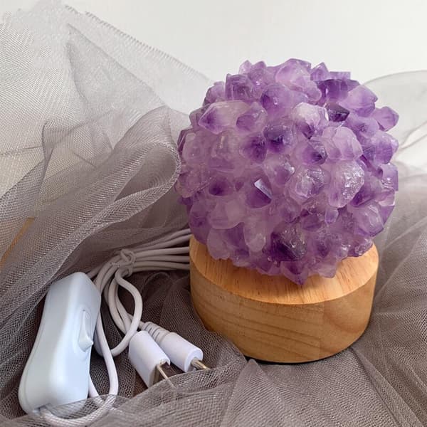 Naturlig ametystlampe med træbase, meditationsaurahelbredelse