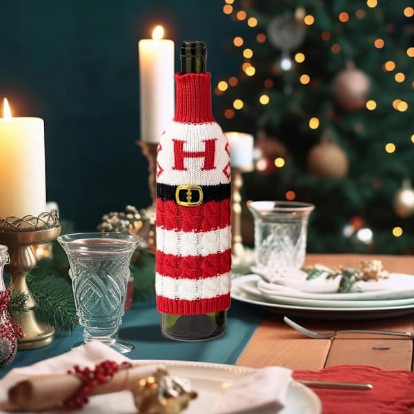 4-pack Jul Vinflaskor Omslag - Stickad Jultomte \"HOME\" Design, Randiga Bokstavsmönster, Festlig Julbordsdekoration