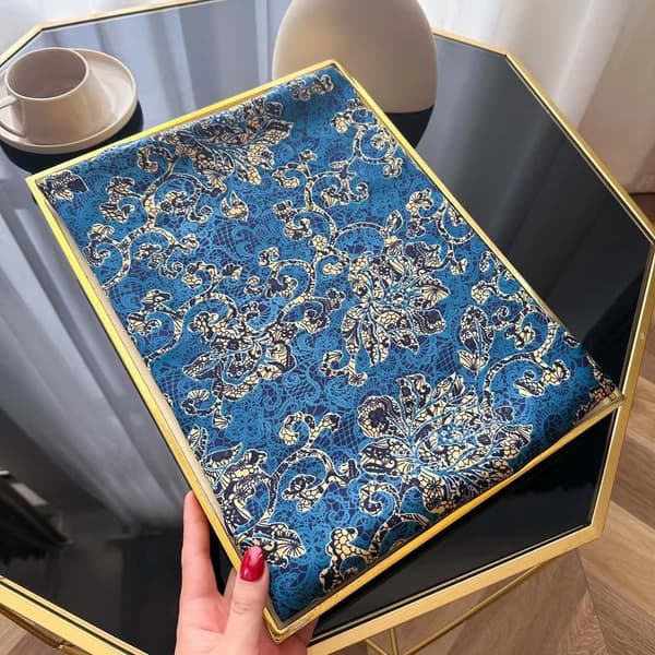 Barock Blå och Guld Sidenscarf/Sjal; en Polyester, Silkeslen och Elegant Sjal.