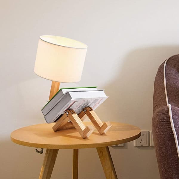Robotbordlampe i tre med stoffskjerm og E27-pære