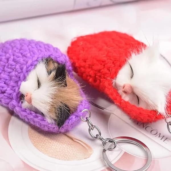 Söt sovande toffel katt plysch nyckelring - Lila Purple
